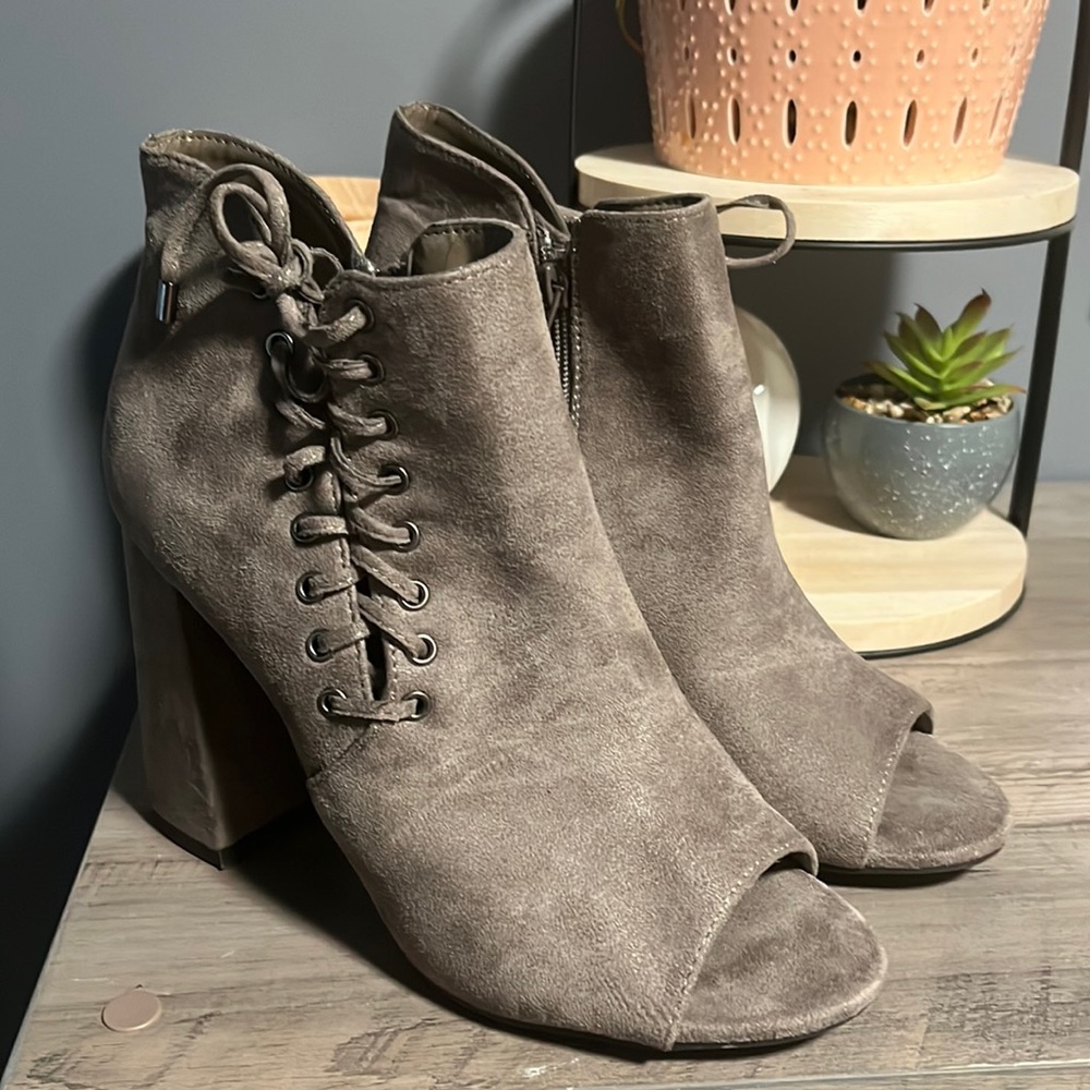 Cute strap laced sandals